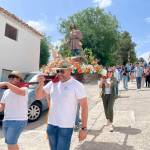 El cortejo romero acompaña a San Isidro hasta el polideportivo, donde el párroco bendice los campos, y, a continuación, recorre las calles de la aldea al son de la agrupación “Maestro Caballero León”, de Peal de Becerro. / Elisabeth Ruiz Martínez. /Diario JAÉN.