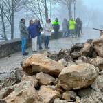 Catalina García observa los daños producidos por el temporal en Iznatoraf. / Junta de Andalucía.