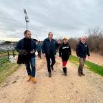 La UME, el alcalde y otras autoridades comentan la situación del Guadalquivir a su paso por Andújar. / Ayuntamiento de Andújar.