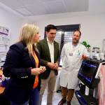 Elena González visita las mejoras realizadas junto al alcalde, Antonio Marino. / Junta de Andalucía.