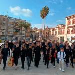 Alumnado y docentes durante el proceso de grabación de la versión del videoclip “Berghain”, de Rosalía, una salida al Paseo de los Álamos que sirvió para estrechar lazos entre la comunidad educativa del Conservatorio Elemental de Música Pep Ventura. 