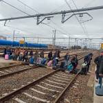 Viajeros del tren salen para tomar el autobús fletado para trasladarlos.