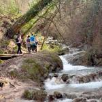 Visitantes paseando por el río Cerezuelo, en Cazorla. / Universidad de Jaén.