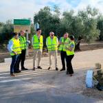 Visita a las obras de rehabilitación e un camino rural en Ibros. / Junta de Andalucía.