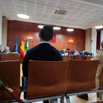 Dos de los tres acusados sentados en el banquillo de la Audiencia de Jaén. / Europa Press.