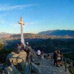 Turistas en la cruz del Castillo de Santa Catalina, en Jaén capital. / Europa Press.