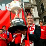 Gregorio Manzano levanta la Copa del Rey que consiguió con el Mallorca.
