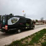 El autobús, durante su primera parada en Ibros.