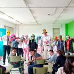 El director de Diario JAÉN, Juan Espejo, y el jefe de Estudios del colegio, José Carlos León, con los diez alumnos voluntarios que se prestaron a “hacer el ridículo”. / Fran Miranda / Diario JAÉN. 