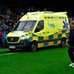 Momento en el que la ambulancia ha accedido al terreno de juego para atender al aficionado. / Antonio del Arco.