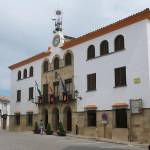Imagen de archivo de la fachada del Ayuntamiento de Sabiote. 