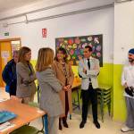 Francisco José Solano visita el CEIP Santa Teresa Doctora, centro beneficiario de dos docentes. / Junta de Andalucía.