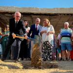Jesús Estrella, Luis Marino Camacho y Ángela Hidalgo, en la colocación de la primera piedra de la residencia. / Junta de Andalucía. 