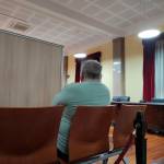 El acusado, sentado en el banquillo y separado por un biombo, escucha la declaración de su exmujer. / Europa Press. 
