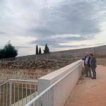 Visita al campo de fútbol de Carboneros. / Diputación de Jaén.