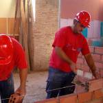 Albañiles en una obra. Archivo.