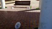 SUCIEDAD. Restos de botellón que aparecen en algunas zonas del parque durante los fines de semana.