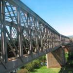 Puente metálico sobre el río Guarrizas. / Gobierno de España.