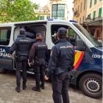 Imagen de archivo de agentes de la Policía Nacional junto a un vehículo. / Policía Nacional.