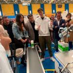 Un estudiante realiza una demostración en un taller ante las autoridades asistentes a la inauguración. / Junta de Andalucía.