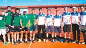 CONCENTRACIÓN. Fotografía de los jugadores participantes en el partido del Campeonato de equipos veteranos +35 entre el CT Linares y el CD Osuna.