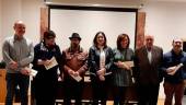 GALARDONADOS. Los escritores ganadores, tras recibir su premio.