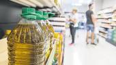 EXPOSICIÓN. Garrafas de aceite de oliva virgen extra en las estanterías del supermercado.