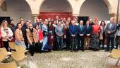 EXPECTACIÓN. Responsables políticos y de la organización, en la puesta de largo de la pasarela de moda flamenca, que se celebra en la Plaza de Santa María.