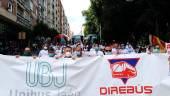 MANIFESTACIÓN. La cabecera de la manifestación desciende la Avenida de Madrid, a la altura del Parque de La Concordia, para protestar contra la crisis que sufre el sector del transporte discrecional y turístico de viajeros tras la pandemia de la covid-19.