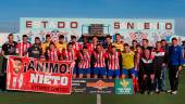 HOMENAJE. Los jugadores del Atlético Porcuna recordaron a su compañero Nieto antes del encuentro frente al Alhaurín de la Torre. 