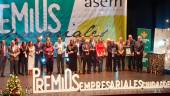 RECONOCIMIENTO. Los galardonados posan con los Premios Empresariales “Asem-Ciudad de Martos” 2019 que recibieron.