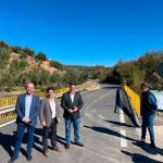 Francisco Reyes visita el tramo arreglado. / Diputación de Jaén.