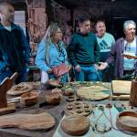 Visita al taller de Antonio Jesús Puertas, artesano de la madera de olivo. / Junta de Andalucía.