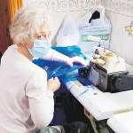 GRAN LABOR. María José Suárez durante la creación de uno de los monos.