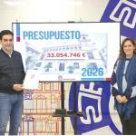 Marino Aguilera y Mercedes Flores, junto a la pantalla que resume las cuentas.