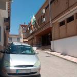 Vehículos estacionados, a las puertas de la sede judicial de Alcalá la Real. / Juan Rafael Hinojosa / Diario JAÉN. 