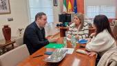 Elena González se reúne con Jesús Ruiz y Lourdes Ballesteros, de la AECC. / Junta de Andalucía.