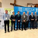 Foto de familia con los diferentes participantes en la jornada inaugural de Cibértica 2026. / Universidad de Jaén.