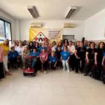 El presidente de la Diputación Provincial de Jaén, Francisco Reyes, en su visita a la sede de la Asociación de Fibromialgia y Fatiga Crónica de Baeza.