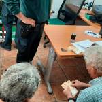La paareja de octogenarios recupera su dinero. / Guardia Civil.