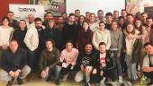 EN FAMILIA. Alumnos y profesores del instituto El Valle, de la capital, posan con la chef María Jiménez, que ofreció el curso sobre aceite de orujo.