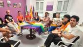 Eva Funes junto a miembros de las asociaciones Somos de Colores, Crisalis, Gente, Arcoíris y Familias por la Diversidad.