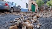 INCIDENCIA. Piedras desplazadas por la tromba de agua en una de las aldeas santiagueñas afectadas. 