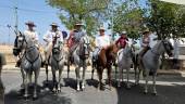 Ataviados con sombreros y botas camperas, multitud de jinetes y amazonas se dejaron ver por el paseo del recinto ferial con sus caballos engalanados para la ocasión. / Ayuntamiento de Arjona.