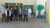 VISITA. Antonio Sutil y David Rodríguez, en el centro, flanqueados por el equipo directivo del colegio.