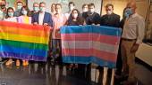 DEFENSA. Acto de defensa del orgullo LGTBI en la delegación de Educación Deporte, Igualdad, Políticas Sociales y Conciliación en Jaén (arriba). Sobre estas líneas, reivindicación en Begíjar y entrega de premios en La Carolina.