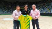 Francisco Reyes, Dani Zurdo y Germán Aguayo, sobre la pista del Olivo Arena. / 