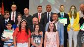 FOTO DE FAMILIA. El alcalde en funciones, Juan José Cabrera, junto con portavoces de la Corporación, junto con todos los villariegos reconocidos. 