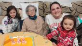 Magdalena Fernández Jiménez celebra su 104 cumpleaños con sus hijos, nietos y bisnietos.