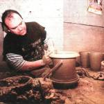 Un ceramista bailenense modela en su tomo una vasija de barro. / Archivo Histórico de Diario JAÉN.